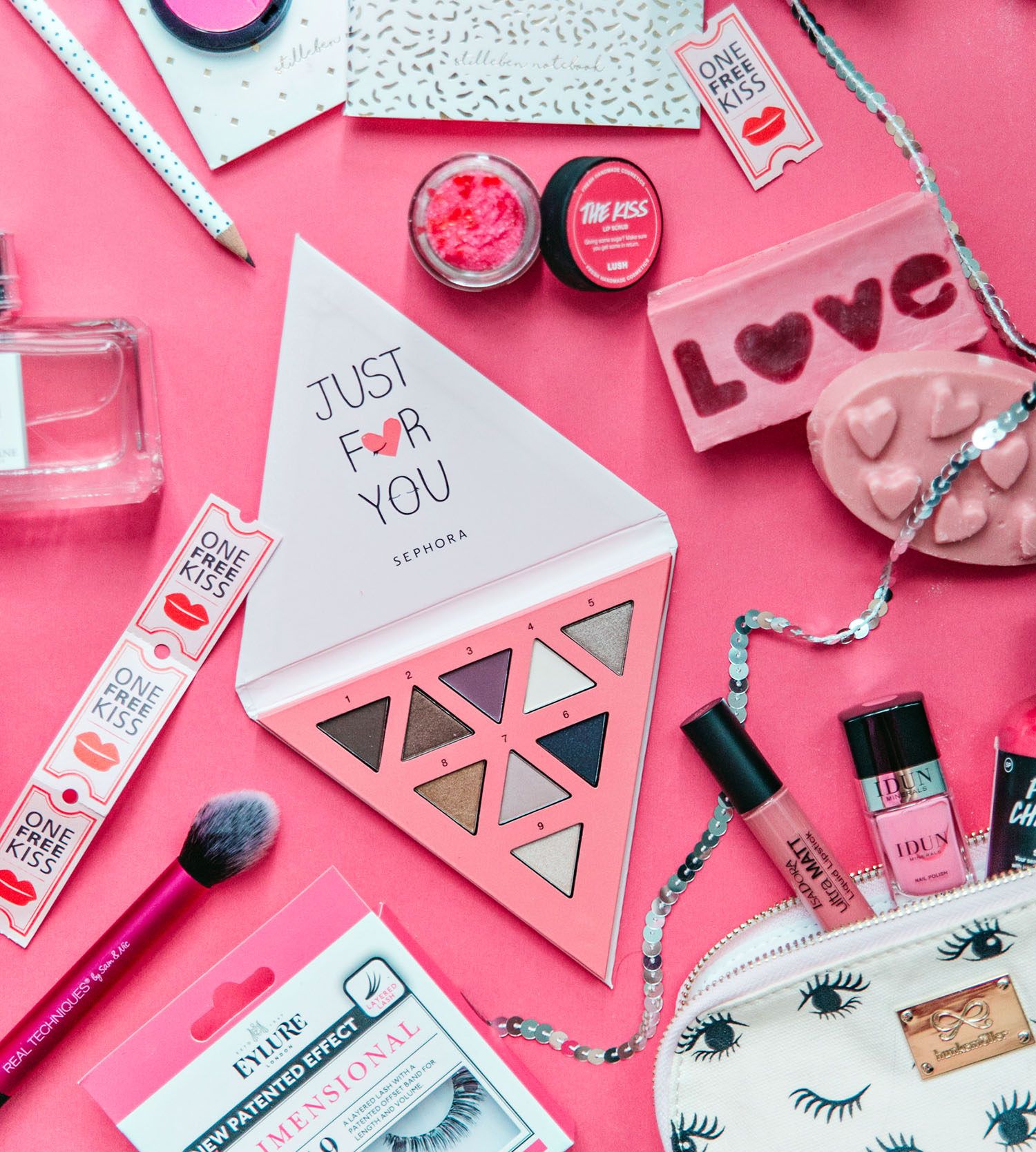 Flatlay with Pink Products to Treat Yourself on Valentine's Day / Alla hjärtans dag-presenter