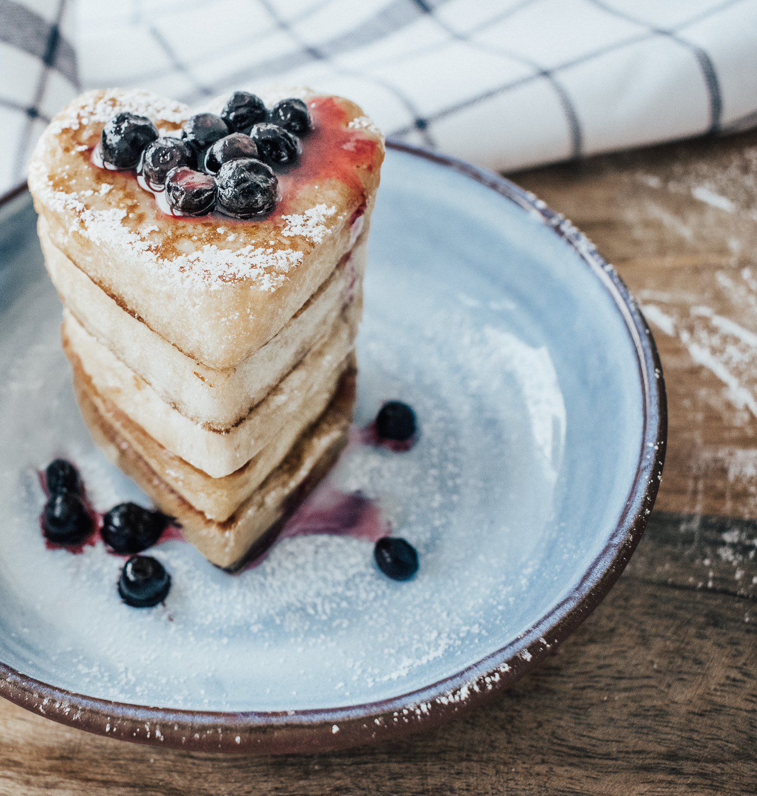 Hjärtformade Glutenfria Amerikanska Veganpannkakor med agavesirap & blåbär