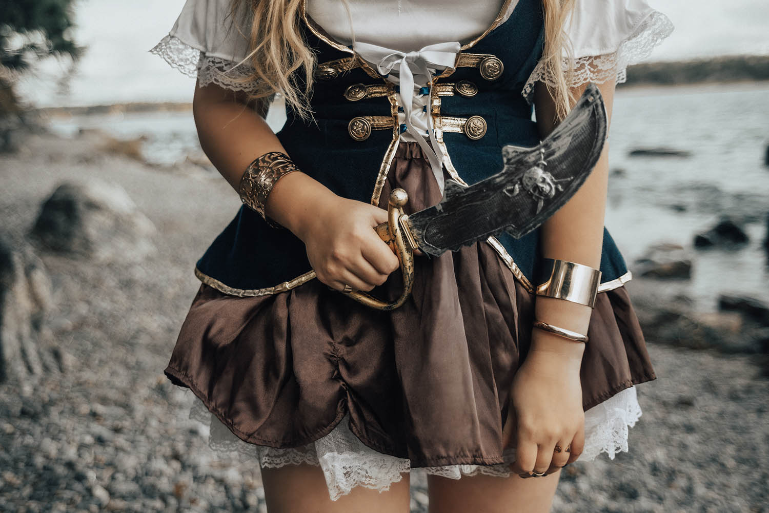 Halloween - Details of Wench Pirate Costume & Pirate Knife