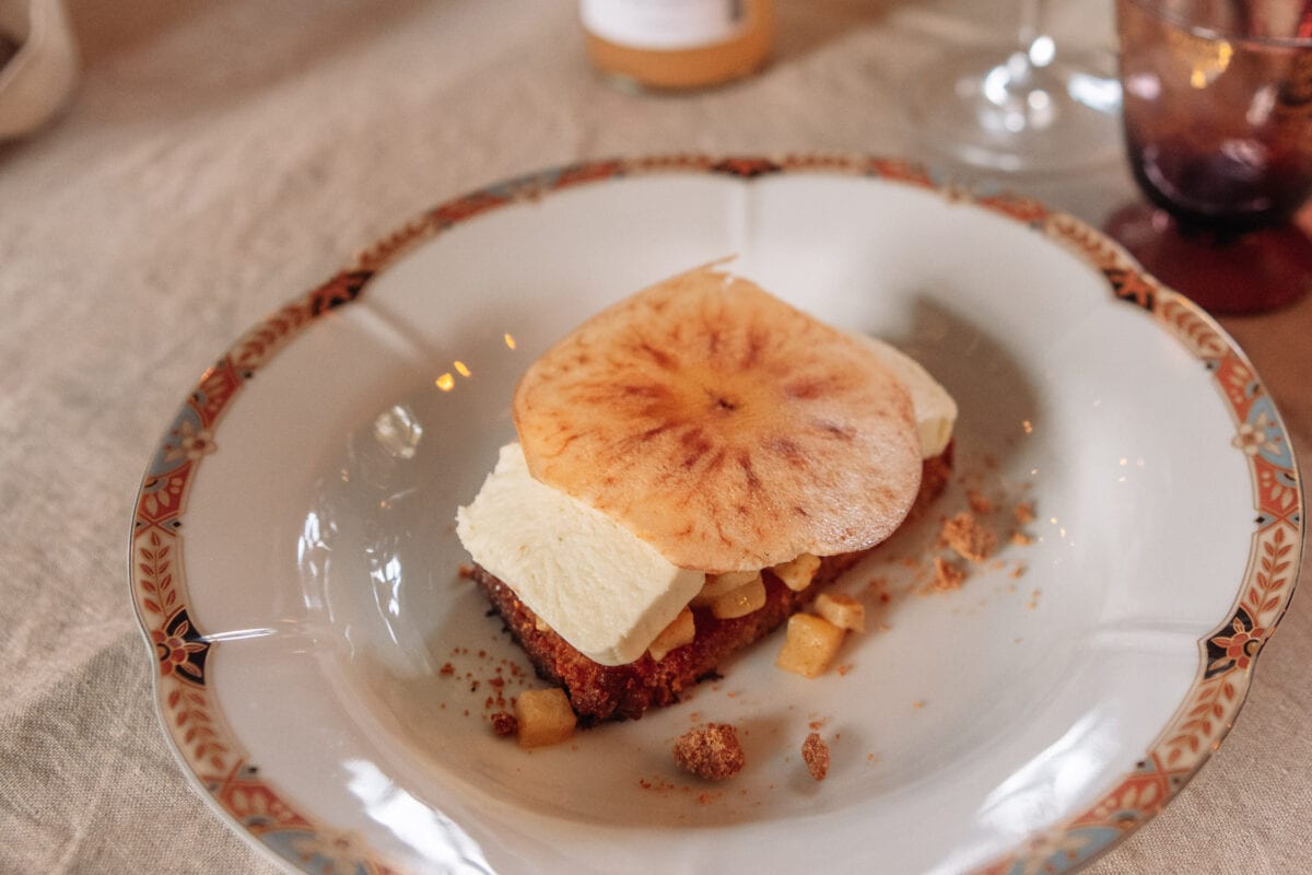 
Swedish apples in variety with butter-fried sponge cake.