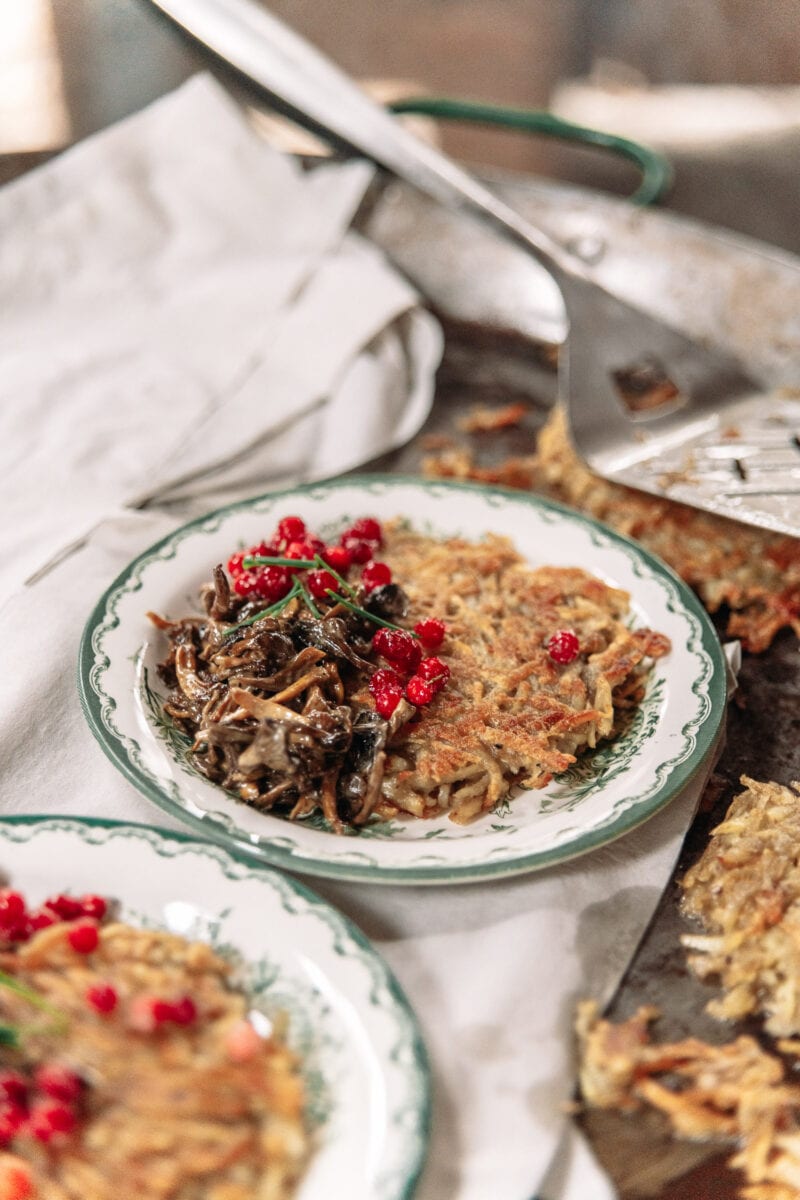 Hash browns with mushrooms and lingonberries, Ströms Catering.