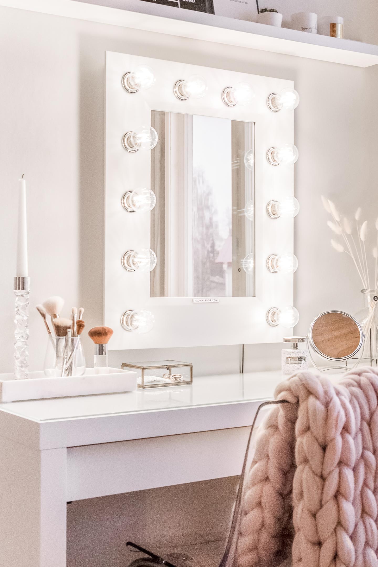 Glamorous makeup corner with makeup mirror with lights + chunky knit blanket