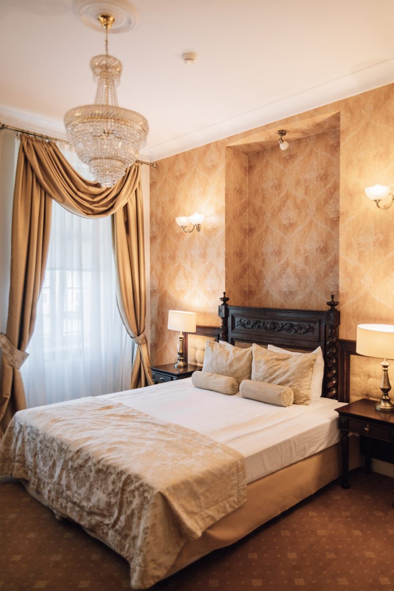 Hotel room with chandelier at Hotel Kolegiacki.