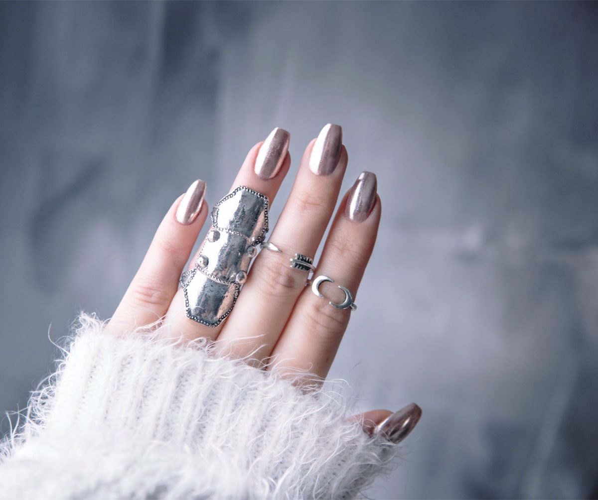 chrome-nails-how-to-do-it-at-home-in-6-easy-steps
