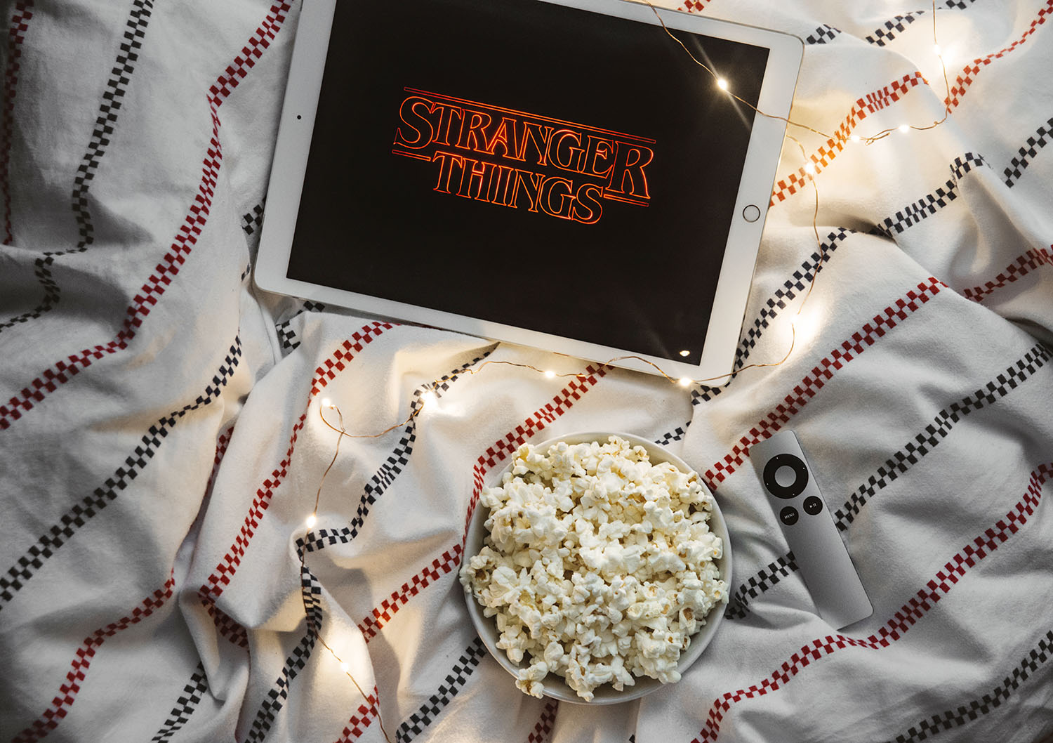 Bästa tv-serierna 2016 / iPad Pro with Stranger Things on Netflix in bed with popcorn