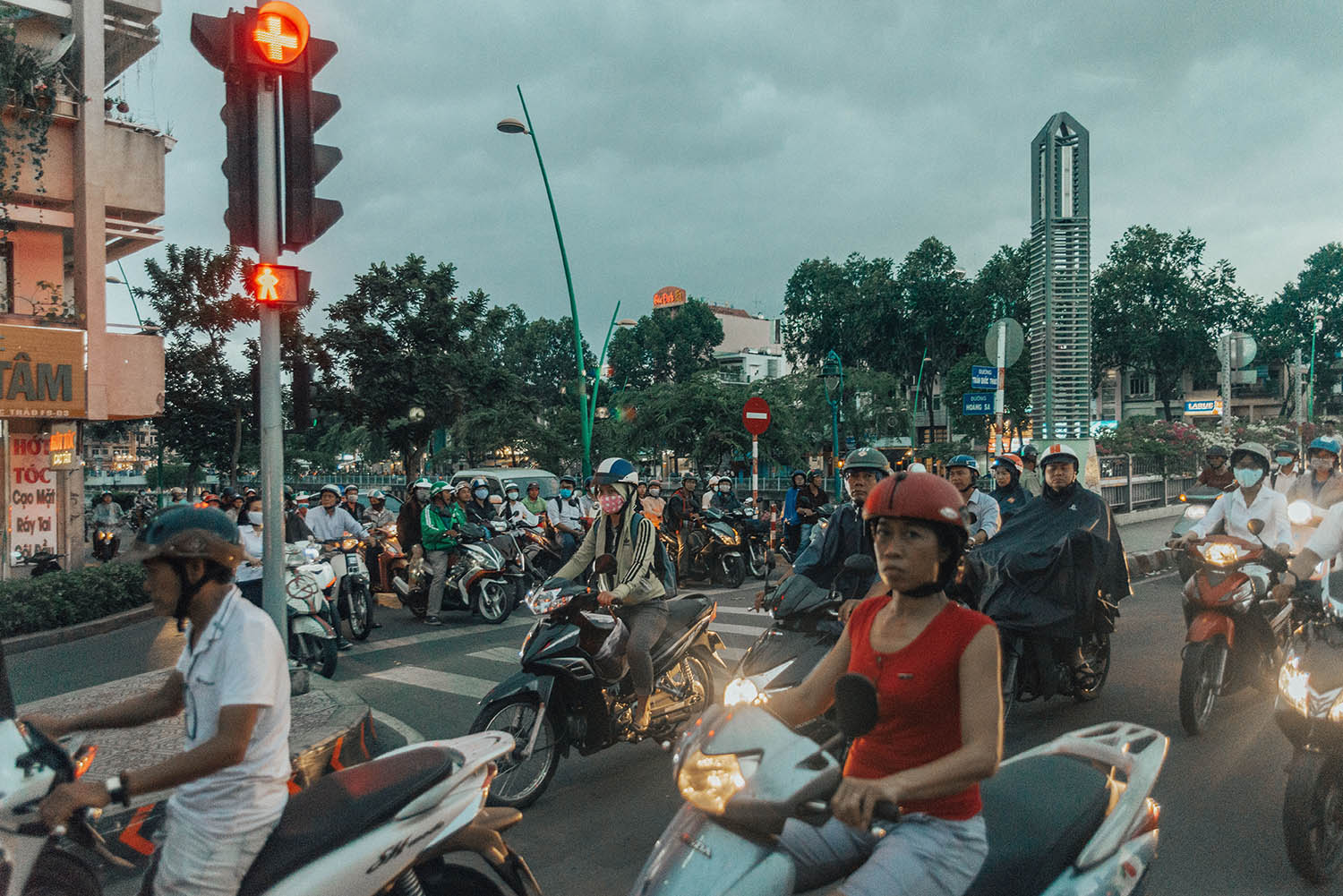 Trafikerade gata med motoryklar i Ho Chi Minh-staden, Vietnam