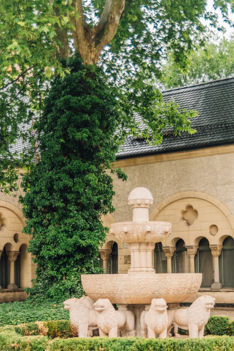 Fontän med skulpturer vid det kejserliga slottet i Poznań, Polen. 