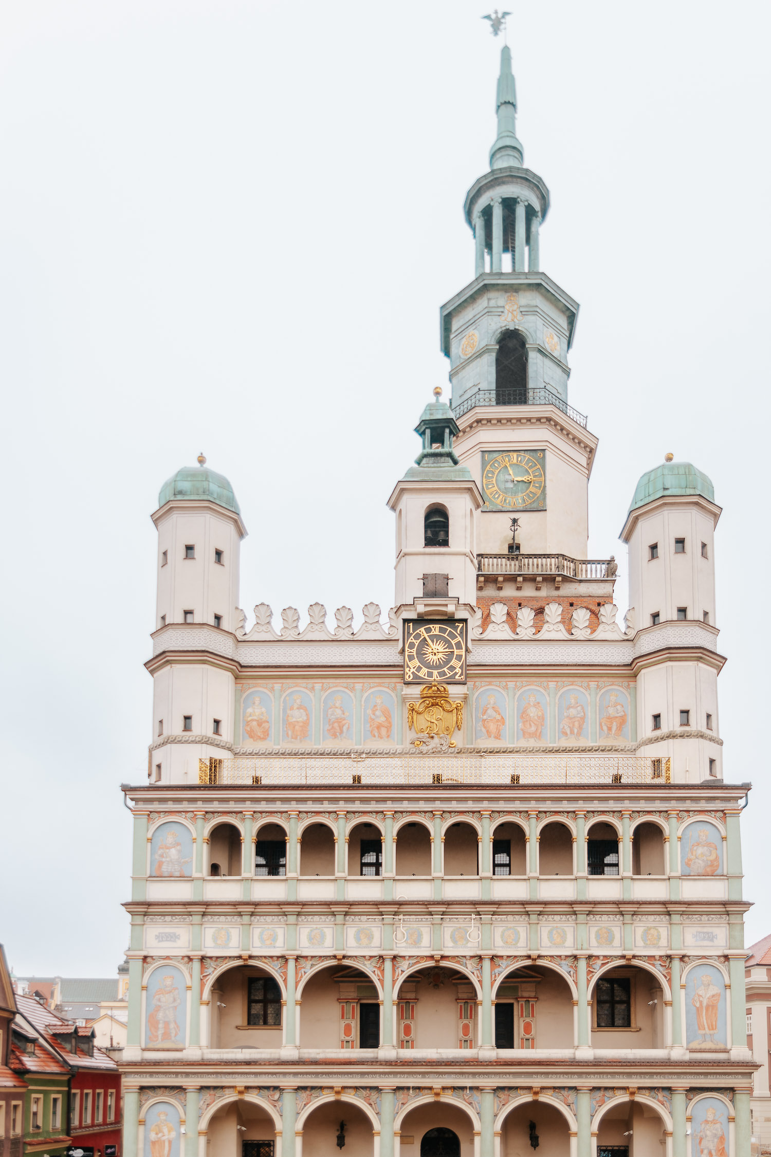 Det ståtliga stadshuset (Ratusz) i Poznań, Polen.