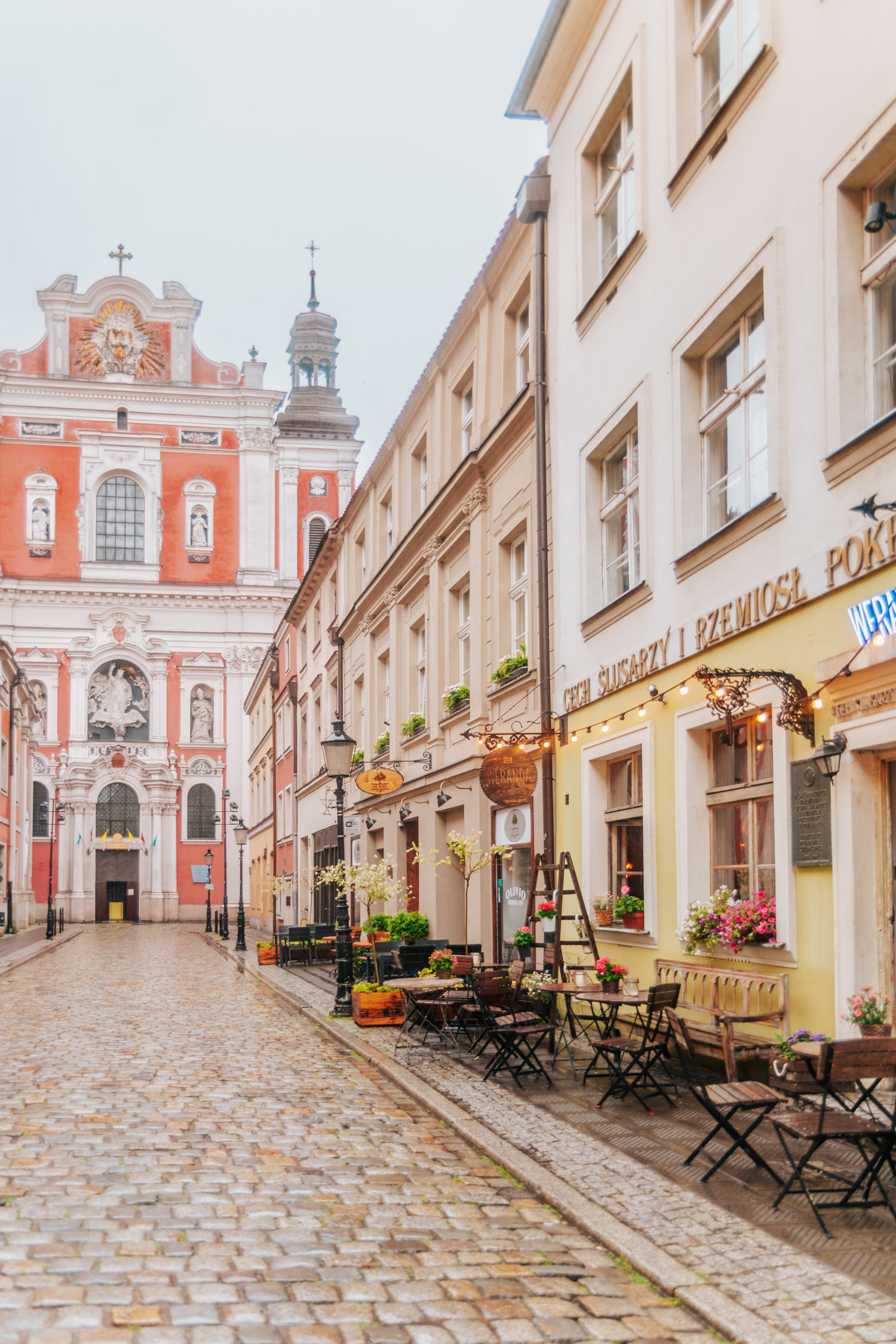 Franciskanska kyrkan sedd från gatan Świętosławska.